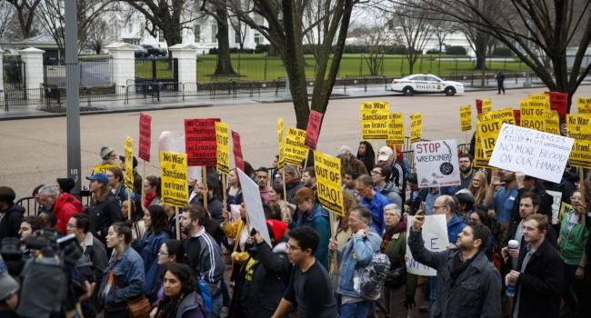 Жители США вышли на массовый митинг к Белому дому против войны с Ираном