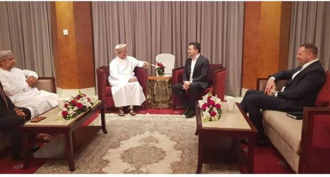 Политолог: «влиятельный лидер мира» встречается с «исполнительным президентом генерального резерва Омана»