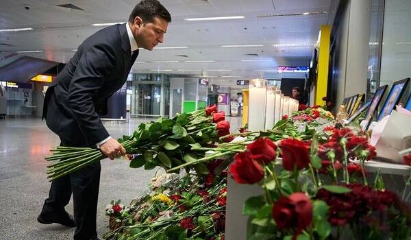 «Цветы положил, а в душе пустота!»: украинцы разгневались из-за ночного визита Зеленского в «Борисполь» 