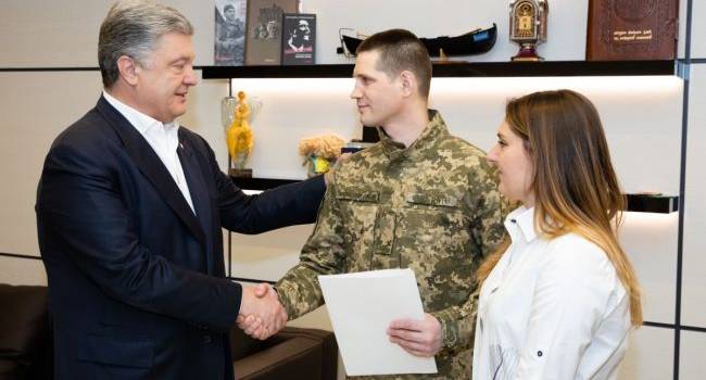 Порошенко подарил квартиру украинскому танкисту, которого боевики пять лет удерживали «на подвале» 
