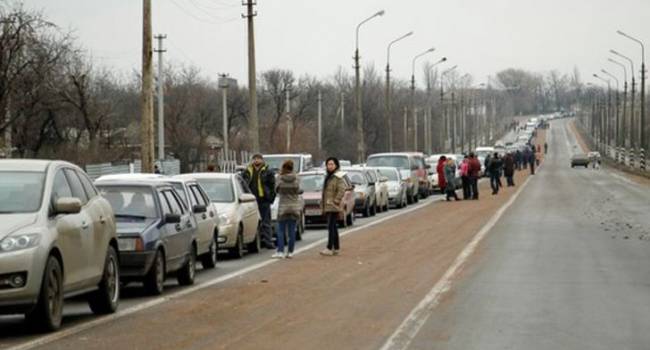 Десятки тисяч людей і тисячі авто стоять в чергах, щоб перетнути КПВВ на Донбасі 