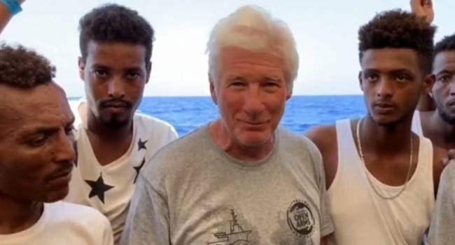 На виллу не забрал, но накормил: Ричард Гир провел целый день с мигрантами на корабле