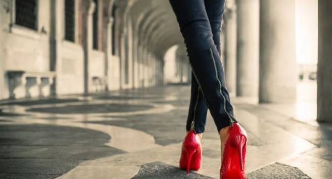 Медики призвали женщин отказаться от высоких каблуков