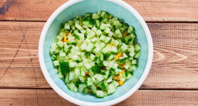 Подойдет для диеты: рецепт салата с огурцами и кукурузой