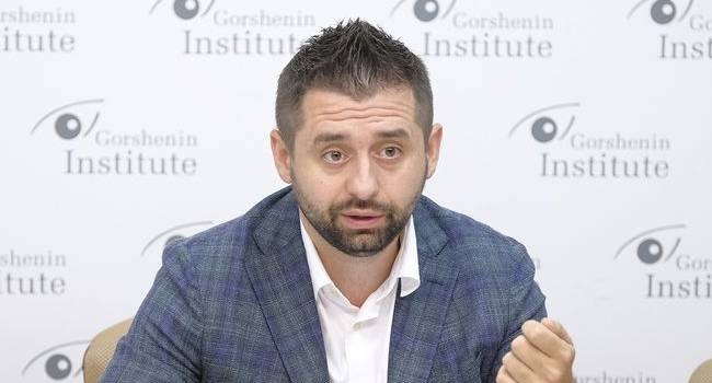 Политолог: с помощью Арахамии у Зеленского решили поэкспериментировать над украинским обществом