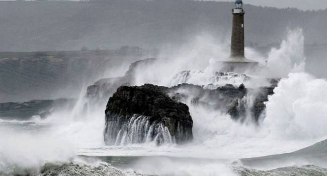К российской Камчатке приближается шторм и волны высотой 10 метров