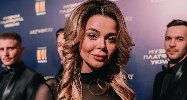 «Очень красивая, женственная и стильная»: Алина Гросу восхитила необычным нарядом на Рождество