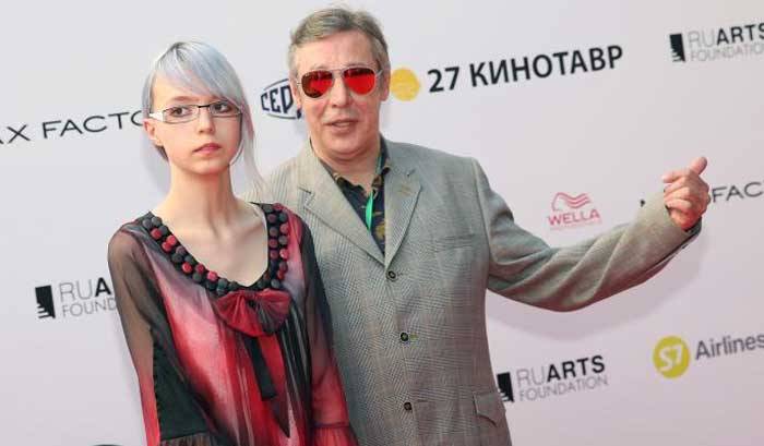 Дочь Михаила Ефремова выругалась после своего поста о матери-алкоголичке Дочь Михаила Ефремова выругалась после своего поста о матери-алкоголичке