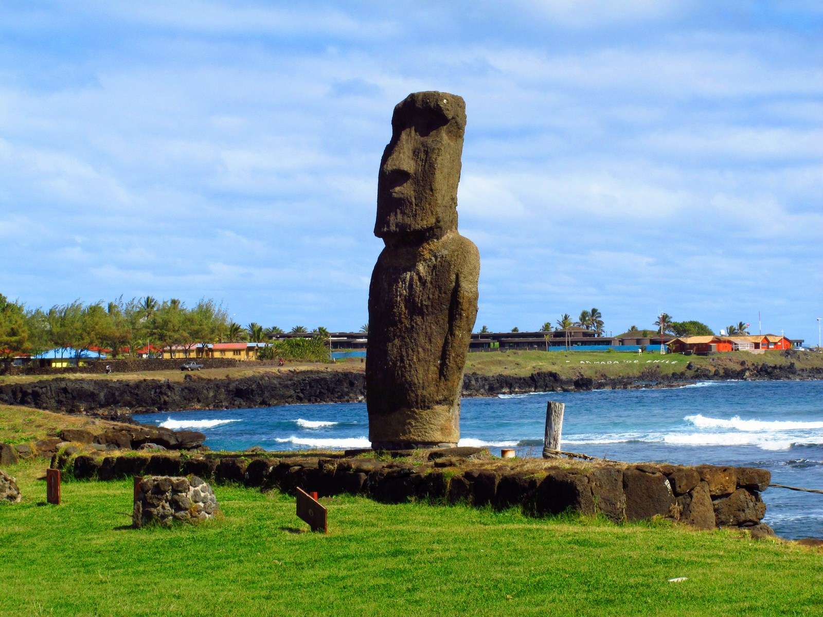 памятники на островах