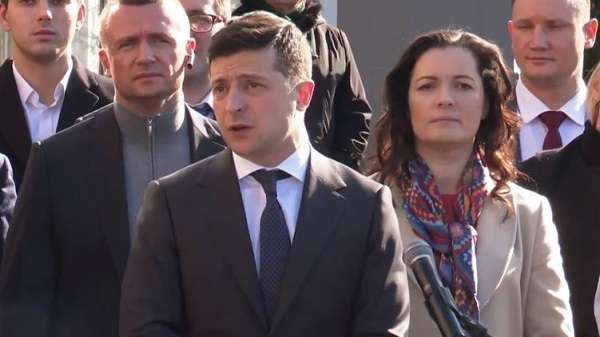«Можно мне пойти? Я не министр»: Зеленский в аэропорту угодил в конфуз «Можно мне пойти? Я не министр»: Зеленский в аэропорту угодил в конфуз