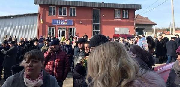 Жители Тернопольской области провели молебен против приезда в регион эвакуированных из Уханя украинцев