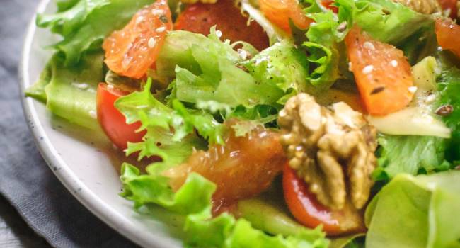 Диетические блюда: салат из курицы с орехами и черри