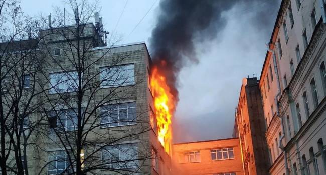 Люди молили о помощи: в центре Петербурга полыхало пятиэтажное здание Люди молили о помощи: в центре Петербурга полыхало пятиэтажное здание