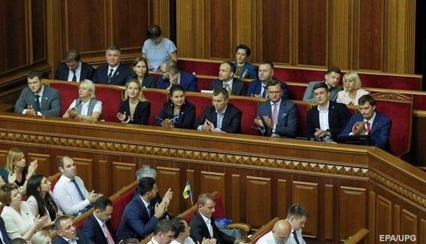 Социологи узнали, что украинцы думают о высоких зарплатах чиновников Социологи узнали, что украинцы думают о высоких зарплатах чиновников