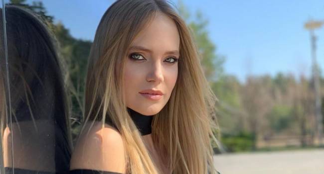 «О, Боже, какой кадр»: певица Глюкоза показала стойку на голову, позируя в купальнике 