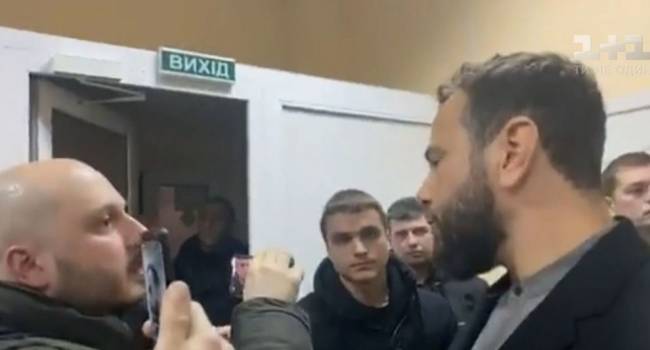 Блогер про обыски СБУ на «плюсах»: это либо 2 «желтые карточки», либо 1 «красная» от президента Игорю Валерьевичу и его «слугам» Блогер про обыски СБУ на «плюсах»: это либо 2 «желтые карточки», либо 1 «красная» от президента Игорю Валерьевичу и его «слугам»