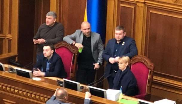 Депутаты от «Слуги народа» приступили к «охране» президиума и трибуны Рады Депутаты от «Слуги народа» приступили к «охране» президиума и трибуны Рады