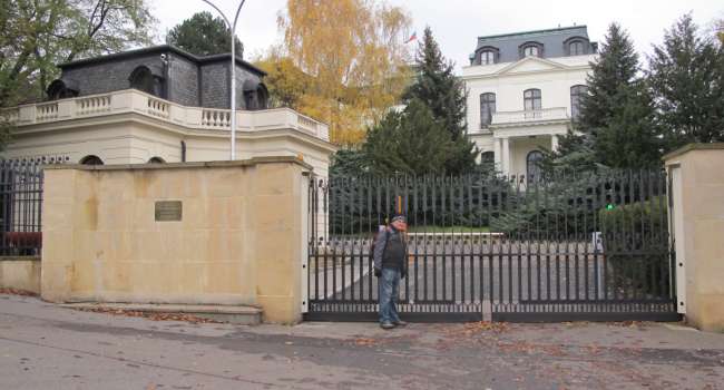 Площадь перед посольством России в Праге назовут в честь Немцова Площадь перед посольством России в Праге назовут в честь Немцова