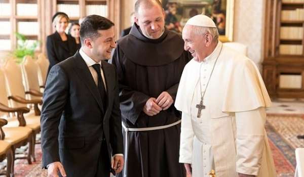 «Думаю, что он будет не только в столице»: Зеленский пригласил Папу Римского в Украину 