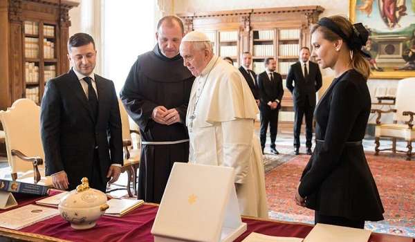 Папа Римский получил необычный подарок от Зеленского: подробности 
