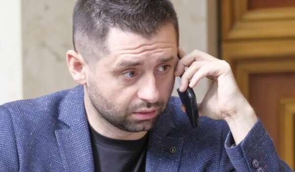 «Украинцы не торгуют родиной»: в сети раскритиковали предложение Арахамии по Крыму