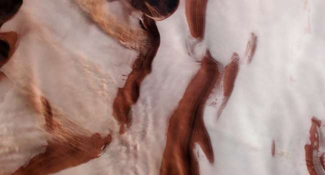 Ледяная поверхность: в НАСА показали необычный снимок Марса