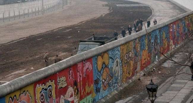 Бирюков: перебить словесный шлак по воде в Крым должно это фото Берлинской стены, сделанное в 1986 году