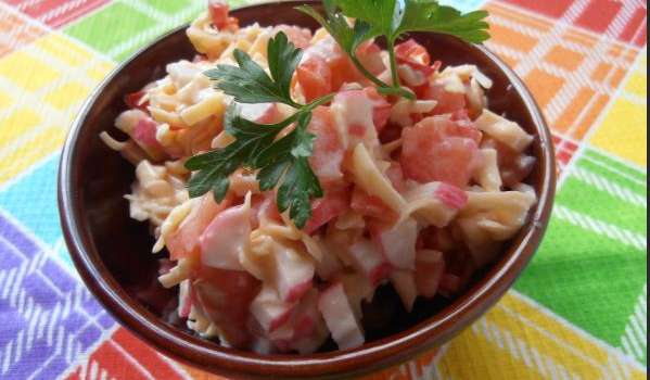 С чесночком и сыром: простой рецепт вкусного салата с крабовыми палочками С чесночком и сыром: простой рецепт вкусного салата с крабовыми палочками