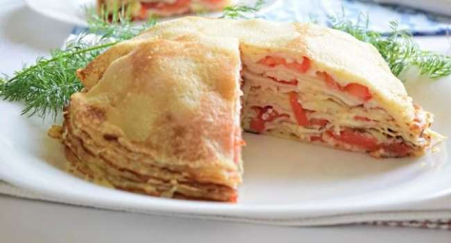 Рецепты на Масленицу: изысканный блинный пирог с красной рыбой