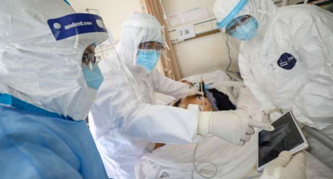 Число жертв и зараженных коронавирусом в Китае начинает снижаться