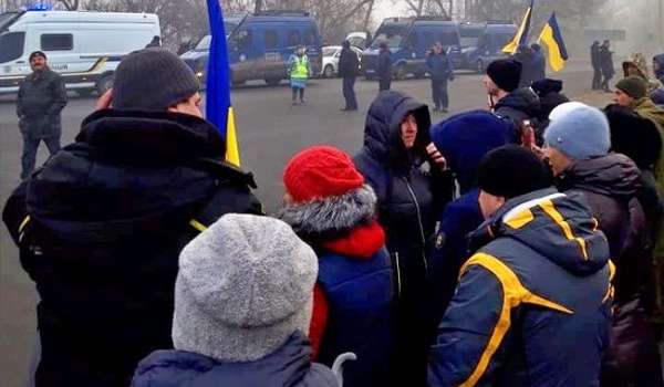 Перекрыли дорогу и зажгли шины: жители Новых Санжар вышли на протест из-за доставки туда украинцев из Уханя
