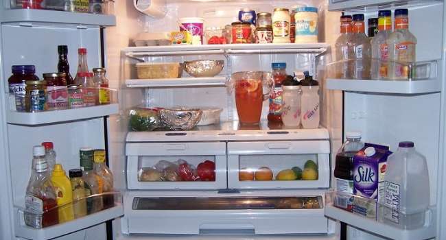 Не терпят холода: эксперты рассказали о главных ошибках домохозяек в хранении продуктов
