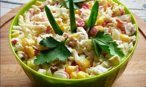 Деликатесные блюда из морепродуктов: рецепт нежного салата с кальмарами