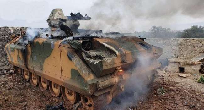 «Бьют точно и сильно»: Российские войска уничтожили турецкие БТРы и танки в Сирии 