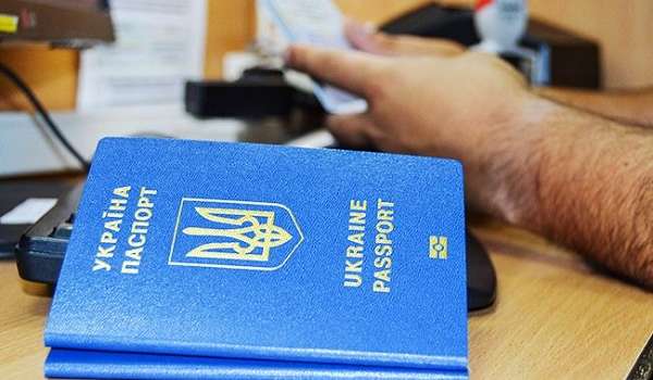 Стало известно, сколько жителей ОРДЛО получили украинские загранпаспорта 