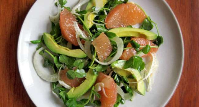 Диетическое блюдо дня: оригинальный салат с лососем и авокадо