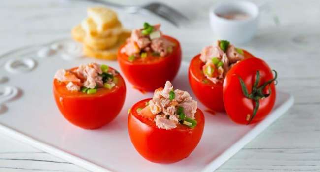 Изысканные закуски на 8 марта: томаты, фаршированные тунцом