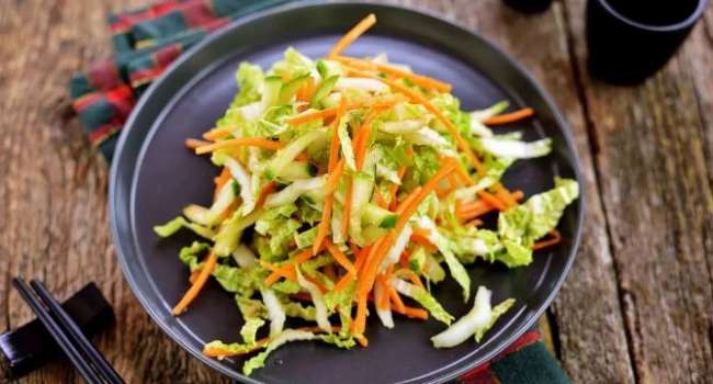 Диетические блюда: легкий салат из пекинской капусты
