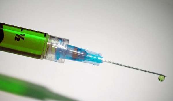 США приступили к испытаниям вакцины от коронавируса на людях 