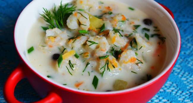 Рецепт дня: ароматный суп с креветками и сыром