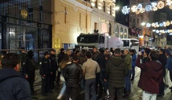 Ситуация в Идлибе: в Стамбуле под посольством России состоялся протест 