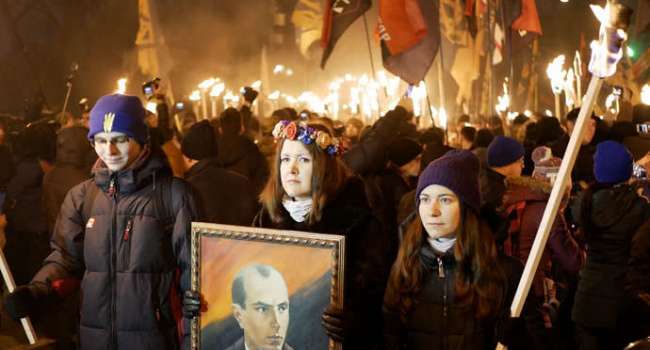 Волонтер: пока Портнов глумится с Майдана, в Украине нет ни одного настоящего последователя Бандеры – есть сами ряженые и самозванцы