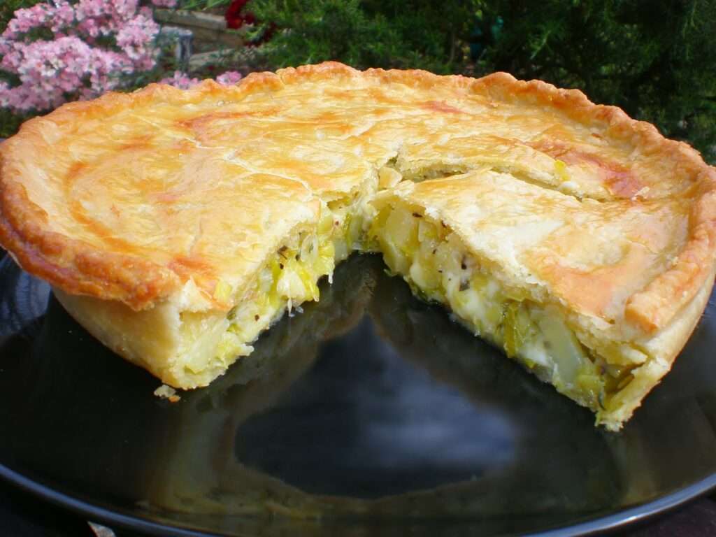 Пирог с луком и сыром