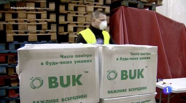 На ТВ Испании показали, как в страну доставили партию украинских масок