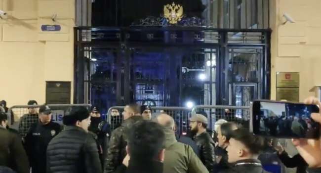 Крики возле российского посольства в Стамбуле «Смерть России!» точно надолго запомнят в Кремле