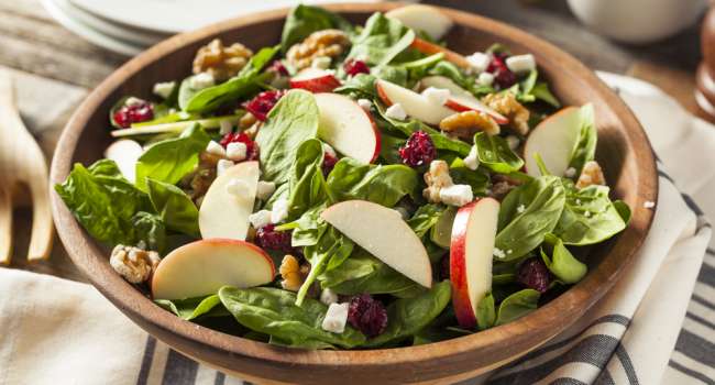 Великий пост: рецепт витаминного салата с яблоками и клюквой