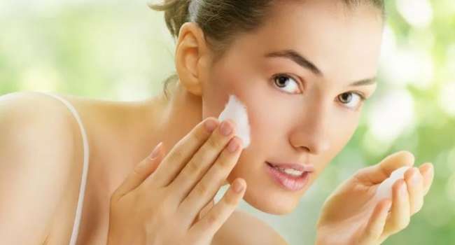 Не пользуйтесь мылом: косметологи назвали главные правила ухода за сухой кожей