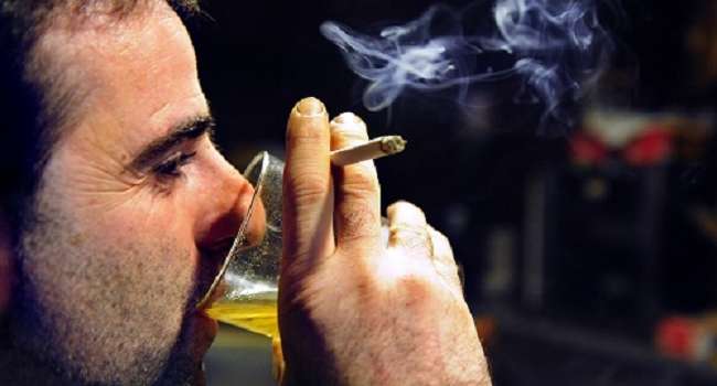 Стало известно, почему выпивохи и курильщики живут дольше