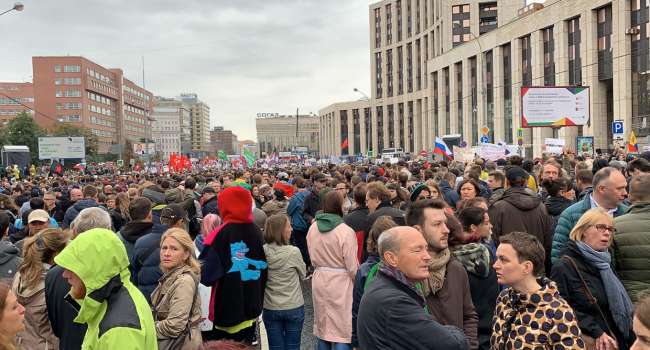 «Родился, прожил при Путине, умер»: В Москве начинаются масштабные акции протеста против президента РФ