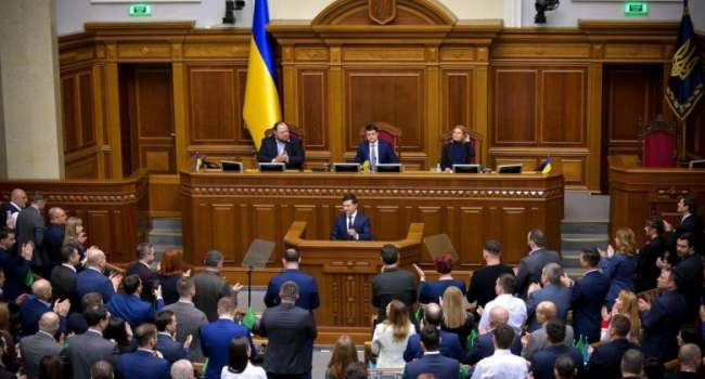 Политолог призвал отправить Раду на карантин, чтобы не дать принять власти план «турбокапитуляции» в партнерстве с «ОПЗЖ» Политолог призвал отправить Раду на карантин, чтобы не дать принять власти план «турбокапитуляции» в партнерстве с «ОПЗЖ»